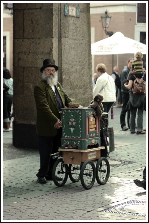 Clicca per scorrere le foto originali ingrandite